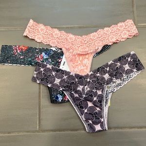 Three hanky panky low rise thongs